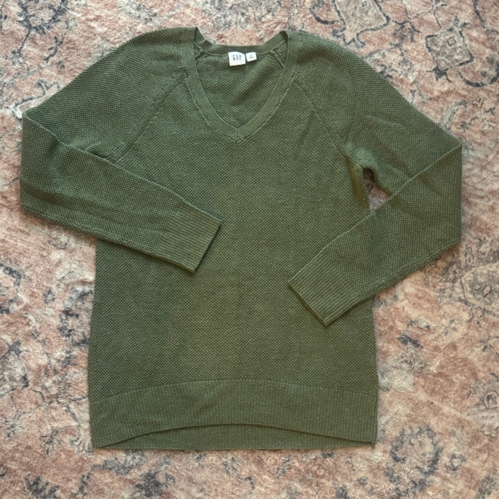 Gap sweater